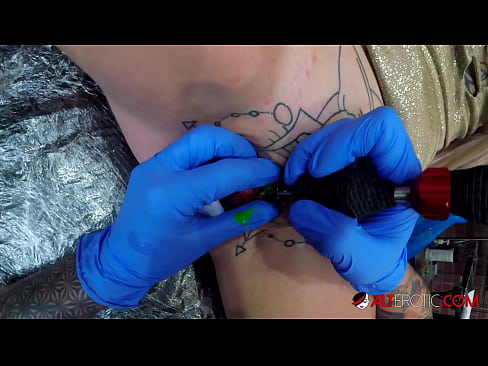 ❤️ Extremamente tatuada, a brasa Sully Savage fez uma tatuagem em seu clítoris Porno bonito em pt-br.desixxxtube.ru ️❤