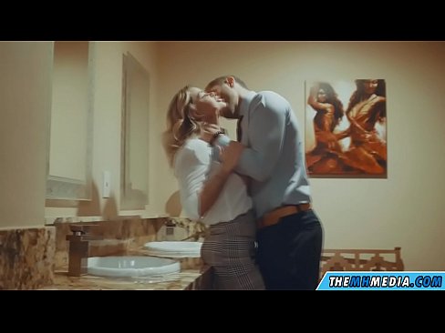 ❤️ Quando uma loira peituda o seduz em um banheiro público Porno bonito em pt-br.desixxxtube.ru ️❤